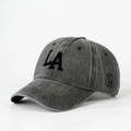Vista dettagliata del cappellino da baseball grigio lavato con ricamo LA e patch - Taglia unica / Nero Con Logo Nero