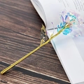 Rosa olografica decorativa con stelo dorato posata su un tavolo di legno rustico - Bianco dorato colorato