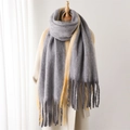 Détail d'une écharpe bicolore gris et jaune en simili cachemire avec texture à franges - Gris Jaune Bloc de Couleur