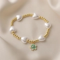 Detalle de pulsera de cuentas doradas con colgante de flor verde y circonita en seda - Colgante De Trébol / Verde