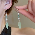 Silberne Ohrhänger mit grüner Jade, Perlen und Blattanhängern, getragen von einem Modell - 55# Ohrhaken-Silber-Grün