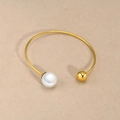 Minimalistischer 18K Gold-Edelstahl-Armreif mit Perle und Sternzeichen Widder - Gold Doppelperlen-Stil (B-487G)