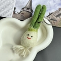 Handmade wool felt scallion keychain with smiling face on a heart-shaped ceramic plate - Green Onion