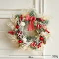 Corona de Navidad de lujo 40cm con bayas rojas, piñas y luces LED en pared blanca - Guirnalda 40CM Estilo C (Con Luz)