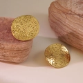 Orecchini tondi in acciaio inossidabile dorato con finitura martellata su pietra naturale - Tondo Martellato Oro (HQ6021)
