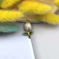 Pendaglio a tulipano bianco perlato con bordo dorato e foglie verdi per gioielli fai-da-te - Bianco