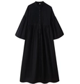Detalle de pliegues verticales y cierre de botones en vestido camisero de algodón negro - S / Negro
