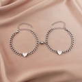 Dettaglio di bracciali a catena cubana argento con ciondoli a cuore e magnete - Coppia di Catene Cubane Cuore