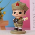 Figurine de soldat mignon avec uniforme vert et jumelles pour décoration de bureau - Figurine Unique Tenant des Jumelles