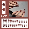 Primer plano de uñas postizas largas con diseños de mariposa y serpiente marrón oscuro - Estilo de serpiente mariposa marrón rojo oscuro (A791)