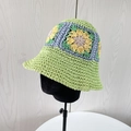 Dettaglio cappello in paglia all'uncinetto con motivi floreali colorati e trama verde - Verde