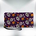 Lange PU-Ledergeldbörse in Lila mit Sugar Skull Motiven und praktischer Handschlaufe - Violetter Zuckerschädel-Druck (QB-027)