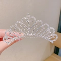 Silberne Kristall-Tiara für Mädchen mit herzförmigem Mittelstück und Strasssteinen - Silber Herzwelle