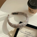 Graubraunes gestricktes Blumen-Stirnband mit handgefertigtem Etikett und Vintage-Finish - Grau