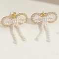 Eleganti orecchini a fiocco dorati con nappe di perle bianche e strass scintillanti - Nappa con Fiocco di Perle Dorate