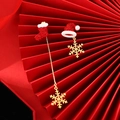 Asymmetrische Weihnachtsohrringe mit Weihnachtsmannmütze, Strumpf und goldenen Schneeflocken - Weihnachtssocke & Mütze mit Schneeflocke Stil