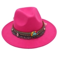 Dettaglio di cappello fedora boho con perline colorate, pietra turchese e nappa grigia - Taglia unica (Tesa piatta) / Rosa Rosso