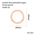 Detalle macro del cierre de herradura de 20mm chapado en oro rosa con apertura - Hebilla Redonda / Oro rosa