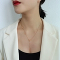 Minimalistische 18k roségoud vergulde Y-vormige halsketting met letters op een model - Roségoud