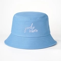 Dettaglio cappello a secchiello azzurro in cotone con ricamo bianco good vibes e tesa cucita - M / Blu Denim