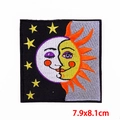 Dettaglio toppa ricamata sole e luna con stelle e cuciture precise, misura 7.9x8.1cm - Sole e luna / 7.9x8.1cm