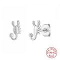 Boucles d'oreilles scorpion en argent sterling S925 avec détail en cristal sur fond blanc - Argent 925 / Argenté