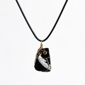 Colgante de cristal negro natural envuelto en hilo dorado con collar artesanal - Obsidiana