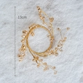 Ghirlanda natalizia dorata da 13cm con perle glitterate su sfondo di neve bianca - Ghirlanda Decorativa Dorata Piccola