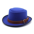 Détail du chapeau en laine bleu roi avec bande en cuir marron et boucle dorée - M (56-58cm) / Bleu