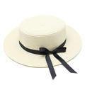 Détail du tissage fin en paille et du ruban noir avec nœud élégant sur le chapeau d'été - Crème