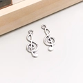 Details von zwei silbernen Violinschlüssel-Anhängern für DIY-Schmuckherstellung - 1 Stück Antiksilber Violinschlüssel 10*25mm - 0,8g