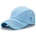 Hellblaue schnelltrocknende Baseballkappe mit atmungsaktivem Netz und Sportlogo - See Blau (Top-Schnalle Seitenstil)