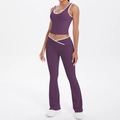 Dettaglio del set yoga viola con pantaloni a zampa a vita a V e profili bianchi a contrasto - S / Viola scuro