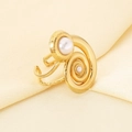 Dettaglio dell'anello a spirale dorato con perle bianche su sfondo di seta elegante - Stile Doppia Perla a Spirale(KR113381-SP)