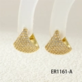 Macro-opname van vergulde oorringen met micro-geplaveide witte zirkonia-zetting - Waaiervormig (ER1161-A) / Goud