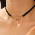 Collana girocollo in velluto nero con ciondolo a fiocco di neve in metallo e cristallo - Stile Fiocco di Neve Dorato (F77)