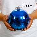 Große 15cm glänzende blaue Weihnachtskugel als Dekoration in den Händen gehalten - 1 Stück (15cm) / Glänzendes Blau