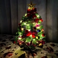 Mini grüner Weihnachtsbaum mit bunten Ornamenten und warmer LED-Lichterkette - 30cm Grüner Baum mit Zubehör und 2x Batterie Warmweißes Licht