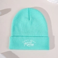 Minzgrüne Strickmütze mit Don't Mess with Mama Bestickung auf beigem Hintergrund - Einheitsgröße / Himmelblau