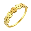 Detalle del anillo de margaritas de acero inoxidable dorado con diseño hueco y pulido - Dorado