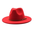 Detailopname van rode wollen gleufhoed met bruine leren band en een zilveren klinknagel - M (56-58cm) / Rood