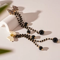 Detail von Ohrringen mit Leopardenmuster-Schleife und kaskadierenden schwarzen Perlenfransen - Schwarze Leopard Schleife Perlen Quasten Ohrringe (Silbernadel)