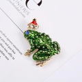 Detalle del broche de príncipe rana en esmalte verde con corona y circonitas brillantes - Estilo Rana con Corona Verde Esmeralda
