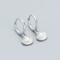 Pendientes de concha de plata con perlas colgantes de diseño elegante y mínimo - Plata 925 / Oro Blanco