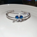 Brazalete mariposa plateado con alas de circón azul oscuro y cristales pavimentados - Mariposa Plateada Azul