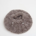 Detalle de bufanda de piel sintética gris con cuentas plateadas y textura suave y densa - Talla Única (Elástico) / café