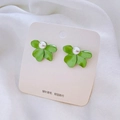 Primer plano de pendientes tulipán verde con perla blanca y aguja de plata 925 en seda - Estilo Botón / Pendientes de perlas con hojas verdes