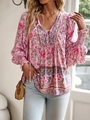 Detalle de la blusa bohemia con estampado floral, cuello en V con lazo y puños elásticos - S / Tops / Rosa