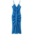 Élégante robe midi en satin bleu brillant avec décolleté en V et détails plissés - Bleu à Bretelles