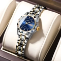 Gros plan d'une montre argent et or avec cadran diamanté dans son coffret - Bracelet Or Cadran Bleu Femmes